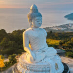 Thailand: Der Buddha Von Phuket Im Fokus Bei Sonnenaufgang. Thailand: Der Buddha Von Phuket Im Fokus Bei Sonnenaufgang.